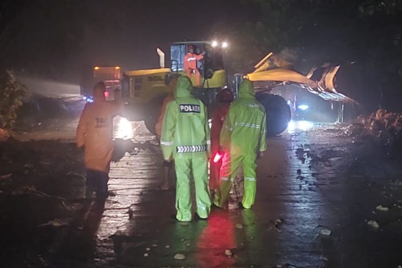 Arus lalu lintas Kota Padang-Solok telah dibuka kembali pascalongsor Arus lalu lintas Kota Padang-Solok telah dibuka kembali pascalongsor