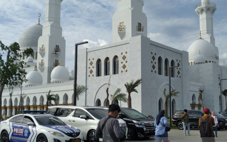 Pengunjung Masjid Sheikh Zayed ribuan meski belum buka