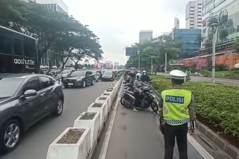 Polda Metro Jaya tegur pesepeda motor yang masuk jalur sepeda Polda Metro Jaya tegur pesepeda motor yang masuk jalur sepeda