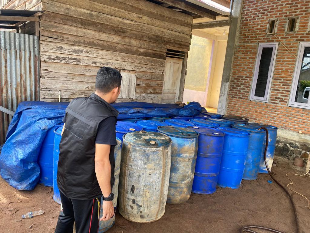 Ditreskrimsus Polda Aceh tangkap penimbun dan amankan 6,2 ton solar Ditreskrimsus Polda Aceh tangkap penimbun dan amankan 6,2 ton solar