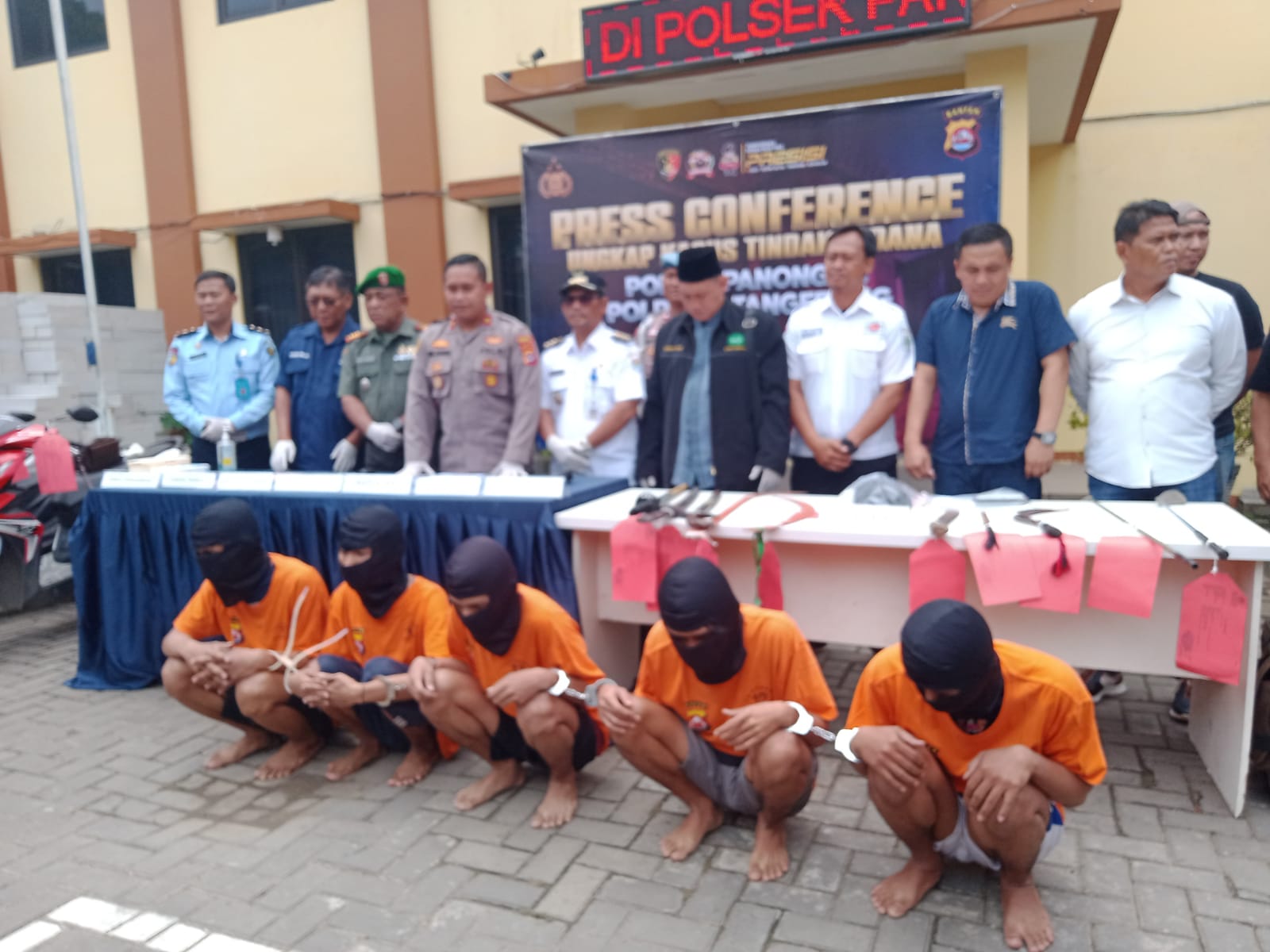 Aparat Polsek Panongan amankan lima anggota gangster, dua masih berstatus pelajar Aparat Polsek Panongan amankan lima anggota gangster, dua masih berstatus pelajar