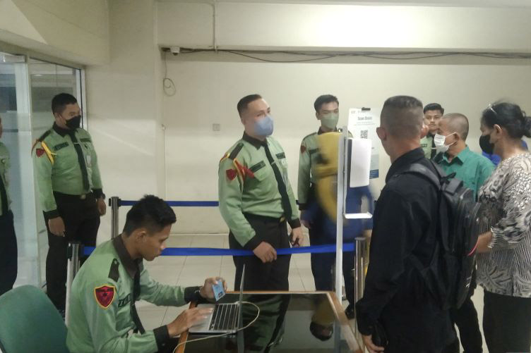 Petugas Pamdal larang wartawan masuk gedung DPRD DKI Petugas Pamdal larang wartawan masuk gedung DPRD DKI