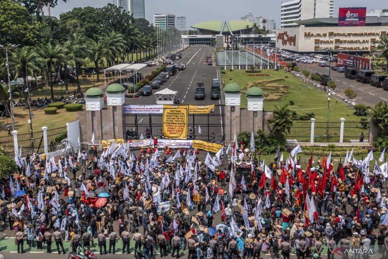 Polda Metro alihkan arus lalu lintas sekitar Gedung DPR Polda Metro alihkan arus lalu lintas sekitar Gedung DPR