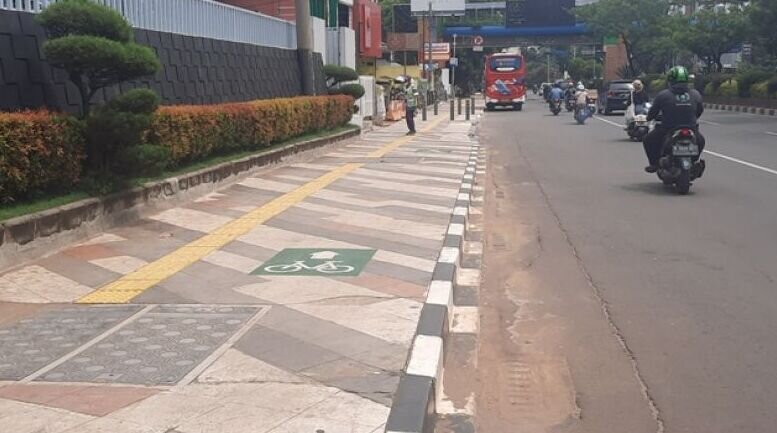 Pemkot Depok menyiapkan konsep untuk tertibkan parkir di trotoar Pemkot Depok menyiapkan konsep untuk tertibkan parkir di trotoar