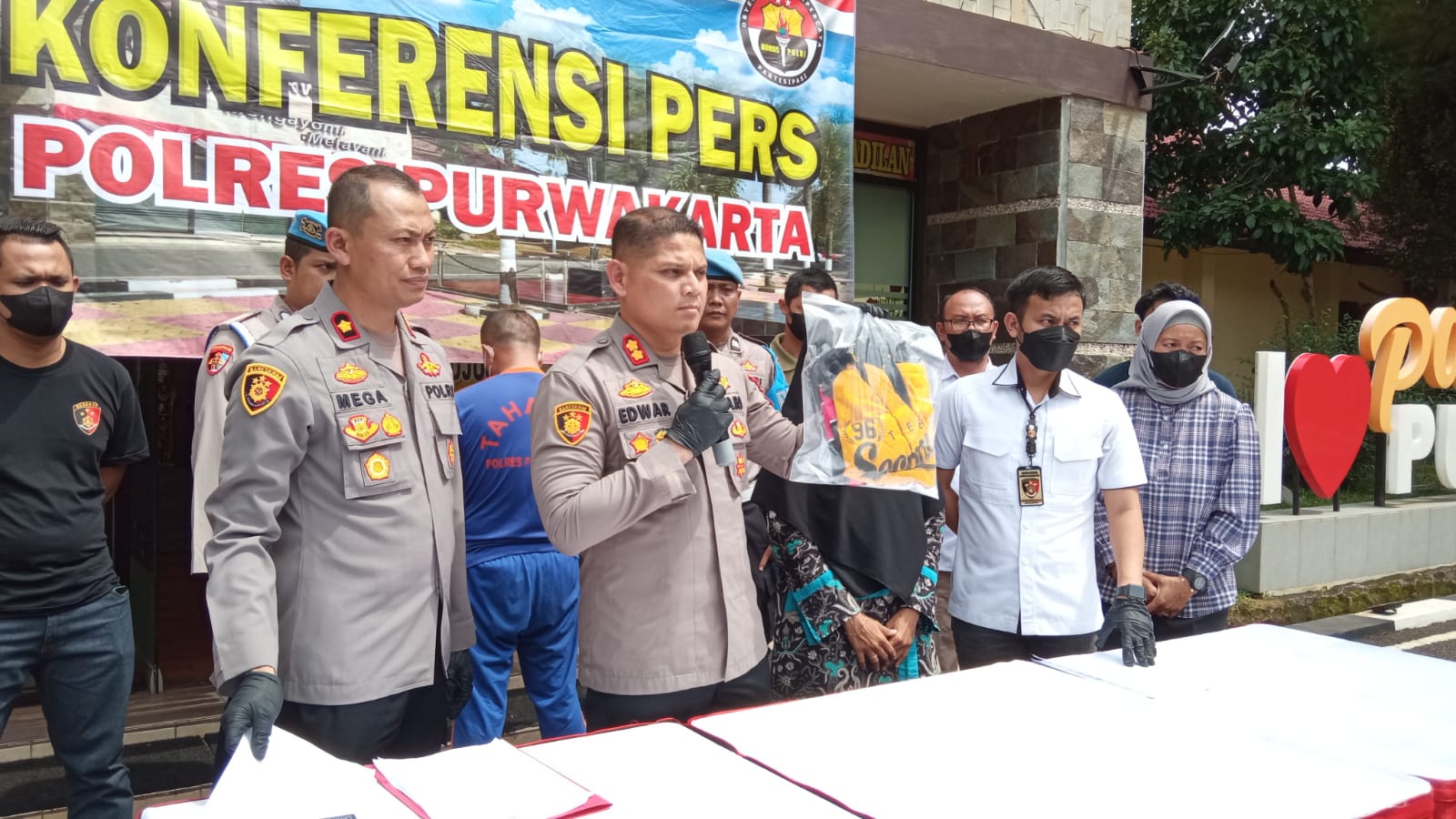 Lakukan tindak asusila terhadap anak tiri, sekuriti di Purwakarta diamankan petugas Lakukan tindak asusila terhadap anak tiri, sekuriti di Purwakarta diamankan petugas