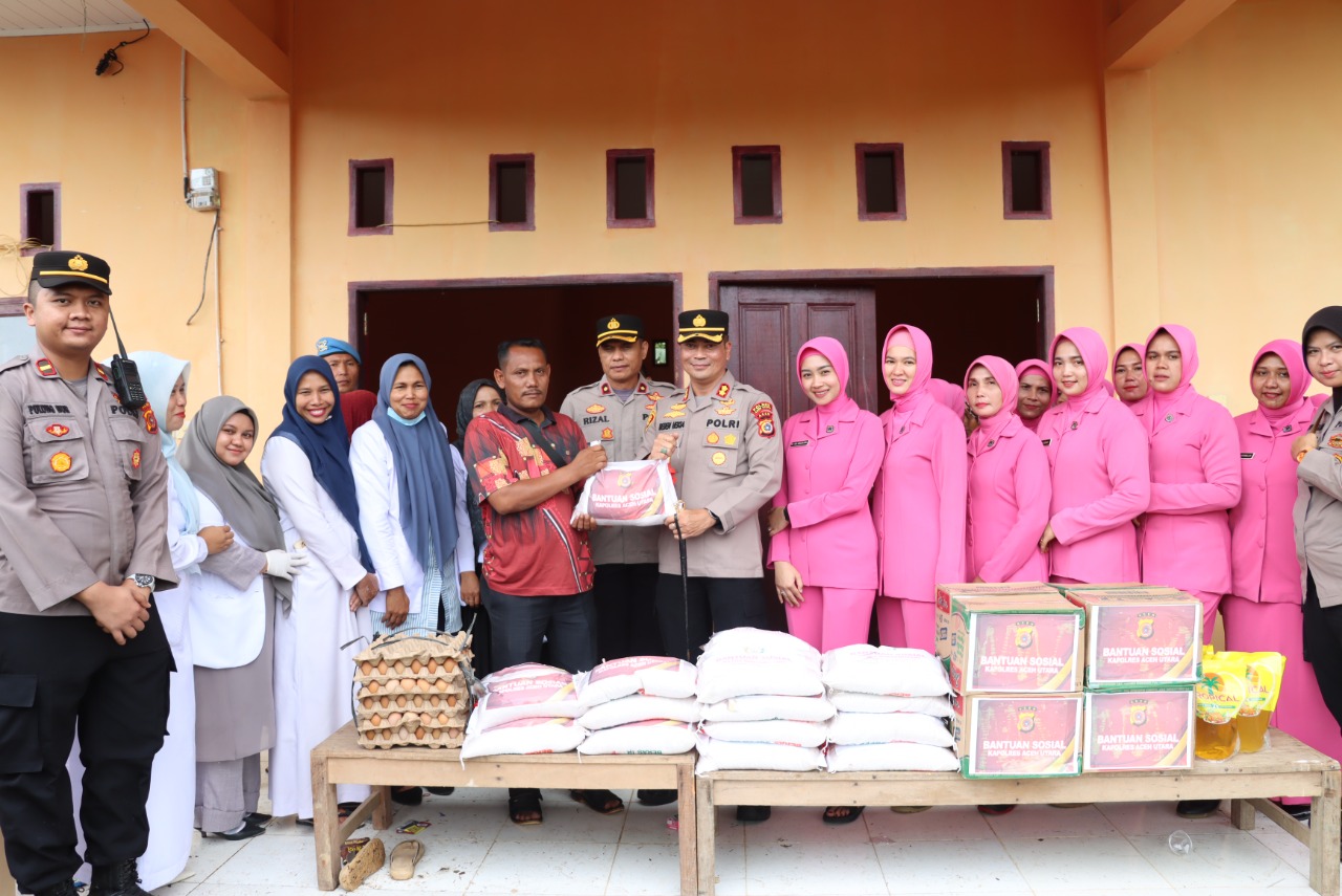 Kapolres Aceh Utara salurkan bansos masa panik untuk korban banjir di Langkahan Kapolres Aceh Utara salurkan bansos masa panik untuk korban banjir di Langkahan