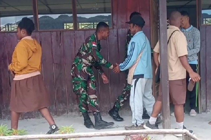 Prajurit di Koramil Oksibil datangi sekolah pastikan aktivitas belajar Prajurit di Koramil Oksibil datangi sekolah pastikan aktivitas belajar
