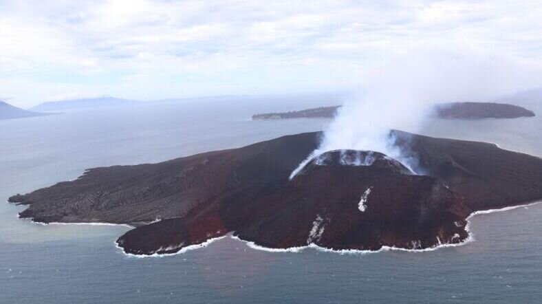 Tinggi asap Gunung Anak Krakatau capai 50 meter di atas puncak kawah Tinggi asap Gunung Anak Krakatau capai 50 meter di atas puncak kawah