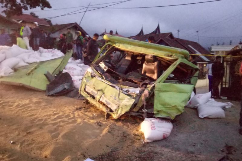 Kecelakaan lintas Padang-Bukittinggi tewaskan tiga orang Kecelakaan lintas Padang-Bukittinggi tewaskan tiga orang