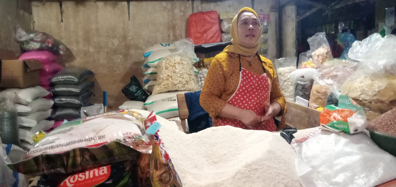 Beras medium di Majalengka masih tinggi, warga berburu beras lama Beras medium di Majalengka masih tinggi, warga berburu beras lama