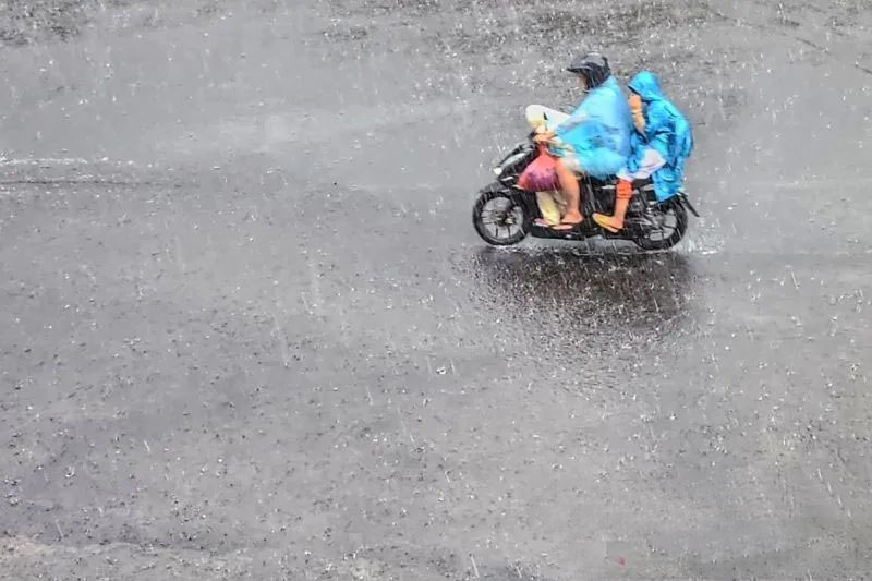 Hujan diprakirakan mengguyur sejumlah kota besar di Indonesia
