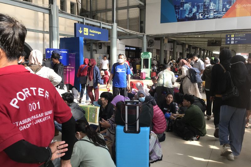 7 KA dari Stasiun Pasar Senen terlambat akibat banjir Semarang