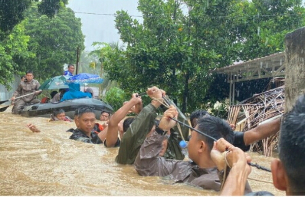 Brimob Polda Sulut turunkan 9 tim evakuasi penanggulangan bencana di Manado Brimob Polda Sulut turunkan 9 tim evakuasi penanggulangan bencana di Manado