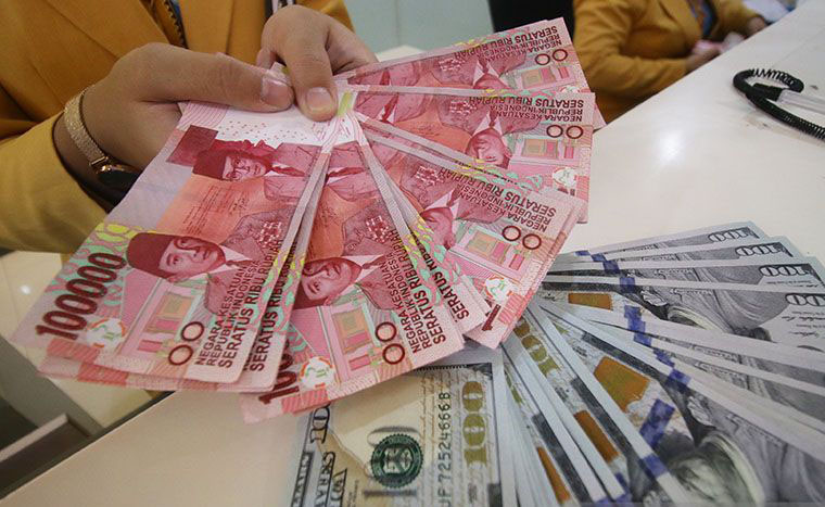 Rupiah menguat seiring turunnya minat terhadap dolar AS