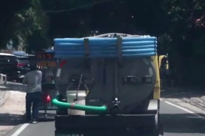 DLH DKI denda Rp5 juta kepada pengemudi truk tinja