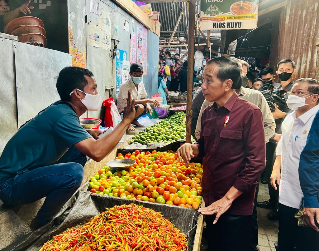 Presiden cek harga sembako di Pasar Airmadidi, Minahasa Utara Presiden cek harga sembako di Pasar Airmadidi, Minahasa Utara