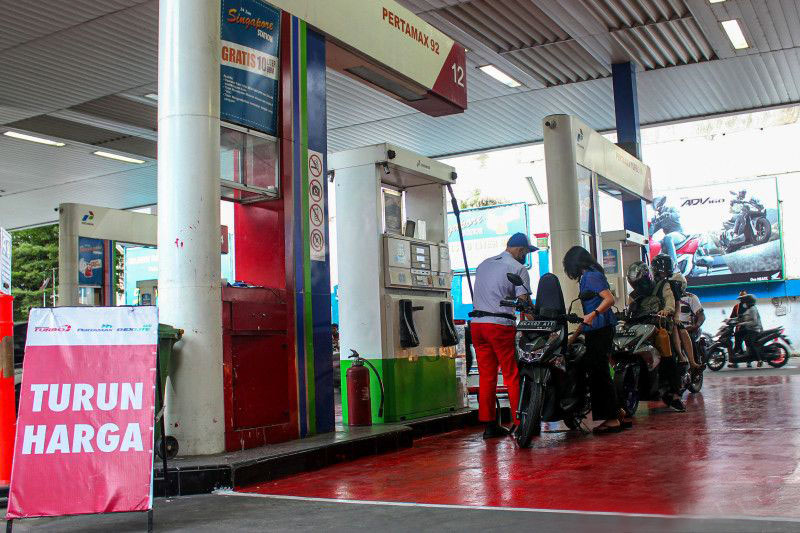 Minyak naik tipis karena permintaan akan menyentuh rekor tahun depan