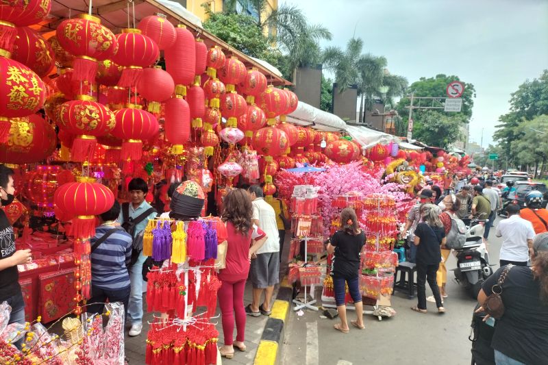Pedagang lampion dan hiasan di Petak Sembilan banjir pembeli Pedagang lampion dan hiasan di Petak Sembilan banjir pembeli