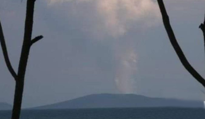 Gunung Anak Krakatau kembali erupsi