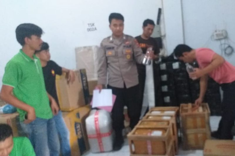 Polisi gagalkan pengiriman paket minuman ciu dari Bali ke Tasikmalaya Polisi gagalkan pengiriman paket minuman ciu dari Bali ke Tasikmalaya