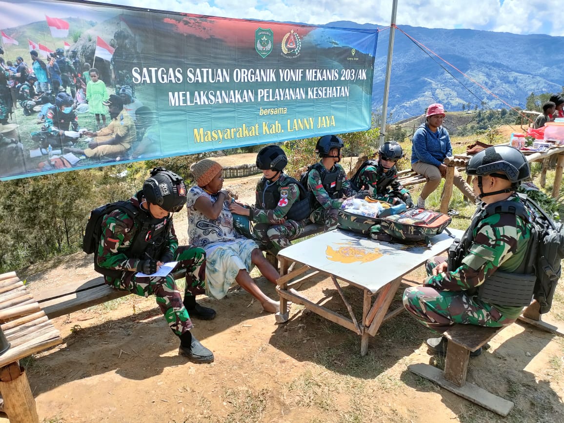 Satgas Yonif Mekanis 203/AK gelar baksos di Pasar Popome, Papua Satgas Yonif Mekanis 203/AK gelar baksos di Pasar Popome, Papua