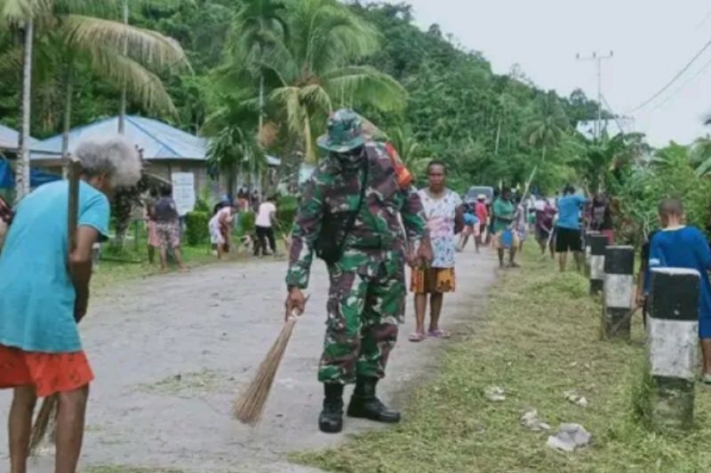 Koramil 1708-04/SS bersama warga kerja bakti bersihkan bahu jalan Koramil 1708-04/SS bersama warga kerja bakti bersihkan bahu jalan