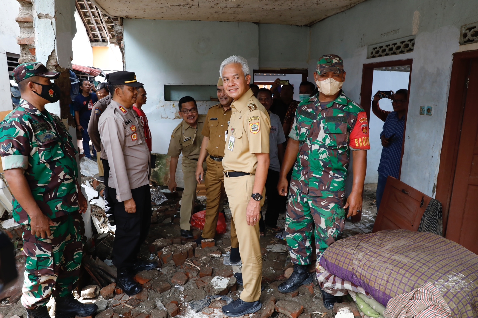 Ganjar akan renovasi 30 rumah warga yang hancur akibat banjir di Brebes Ganjar akan renovasi 30 rumah warga yang hancur akibat banjir di Brebes