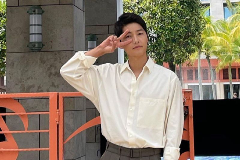 Song Joong Ki umumkan sudah menikah dengan Katy Louise Saunders Song Joong Ki umumkan sudah menikah dengan Katy Louise Saunders