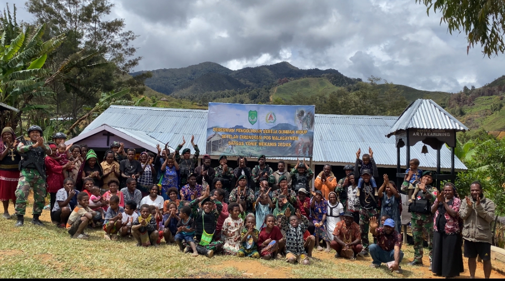 Satgas Yonif Mekanis 203/AK renovasi Gereja Gumban, Papua Satgas Yonif Mekanis 203/AK renovasi Gereja Gumban, Papua