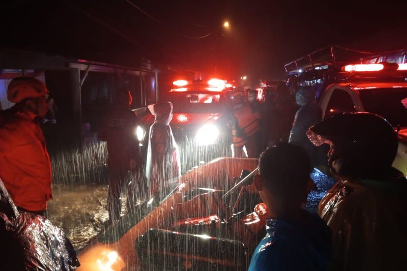 Sungai Batu Busuk Padang meluap sebabkan banjir bandang