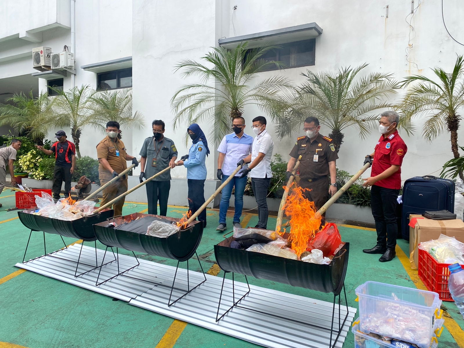 Kejari Kota Tangerang musnahkan ratusan barang bukti dari 248 kasus Kejari Kota Tangerang musnahkan ratusan barang bukti dari 248 kasus