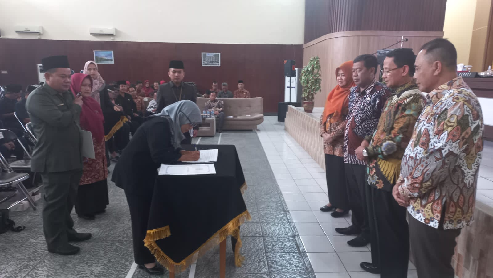 Puluhan guru TK, SD dan SMK di Majalengka diangkat jadi kepala sekolah Puluhan guru TK, SD dan SMK di Majalengka diangkat jadi kepala sekolah