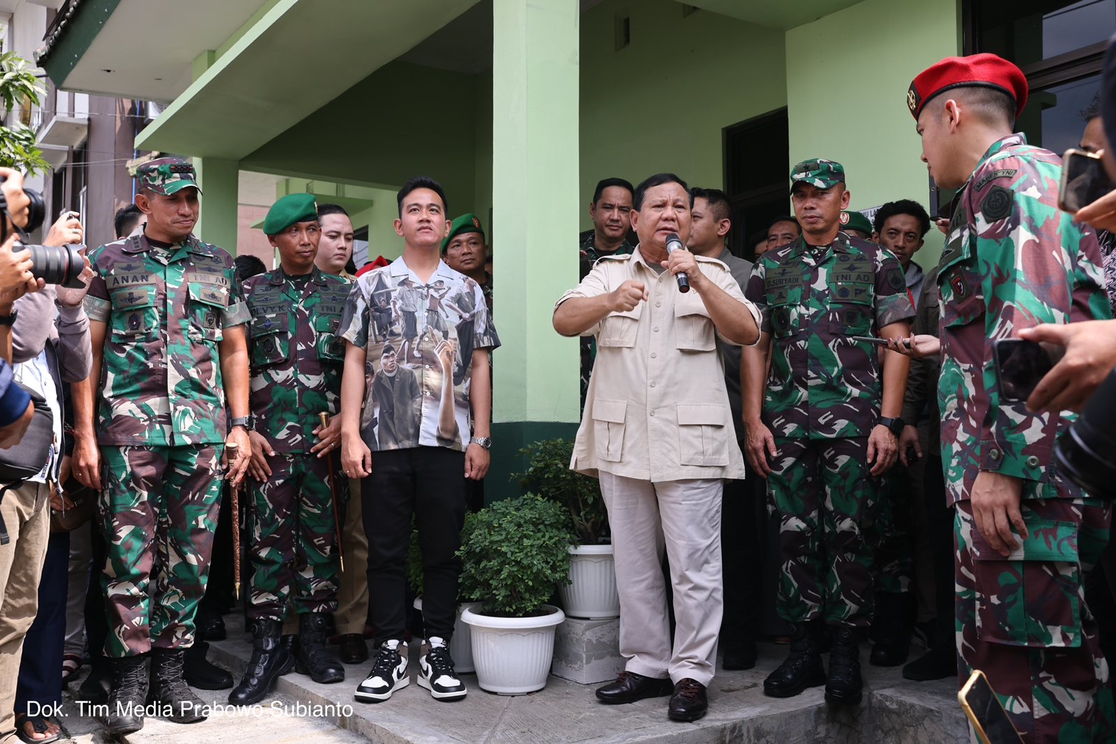 Bareng Gibran, Menhan Prabowo serahkan motor dan alkom ke Babinsa di Solo Bareng Gibran, Menhan Prabowo serahkan motor dan alkom ke Babinsa di Solo