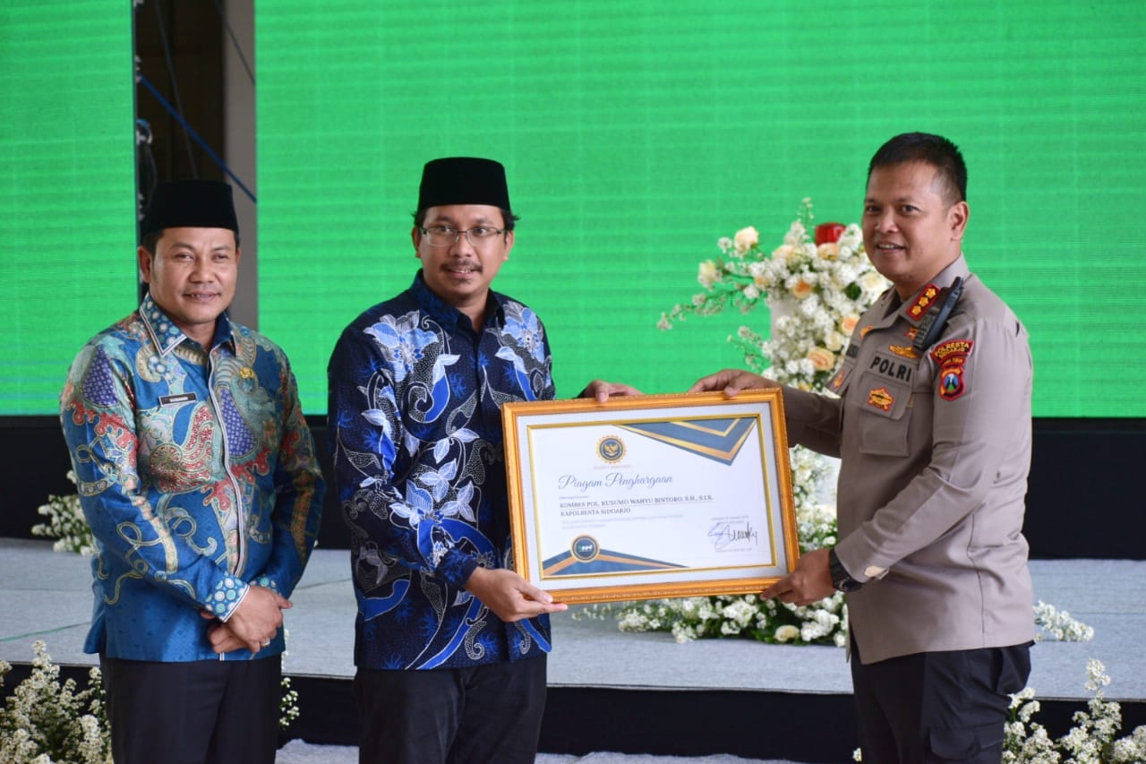 Kapolresta Sidoarjo terima penghargaan optimalisasi pajak daerah Kapolresta Sidoarjo terima penghargaan optimalisasi pajak daerah