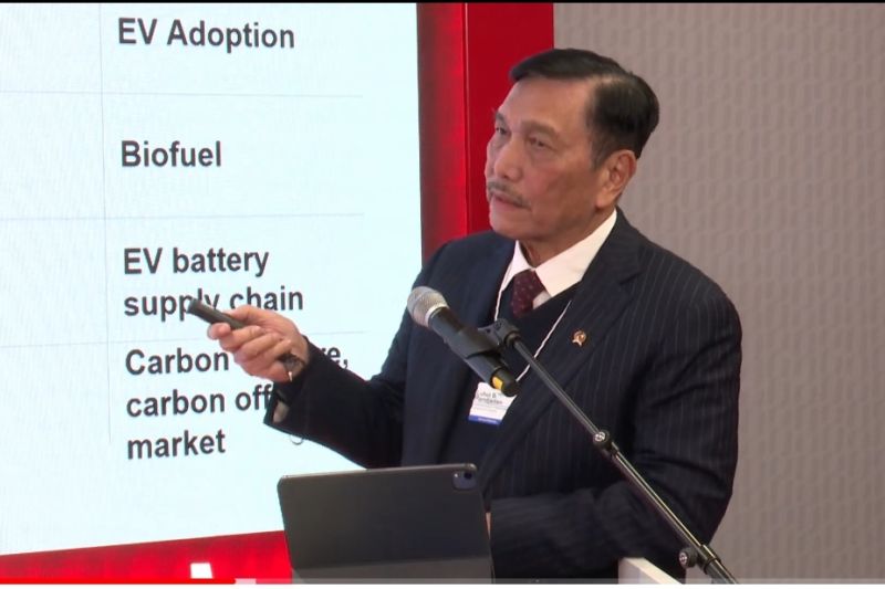 Luhut sebut 2045 Indonesia tak lagi impor bahan bakar fosil Luhut sebut 2045 Indonesia tak lagi impor bahan bakar fosil