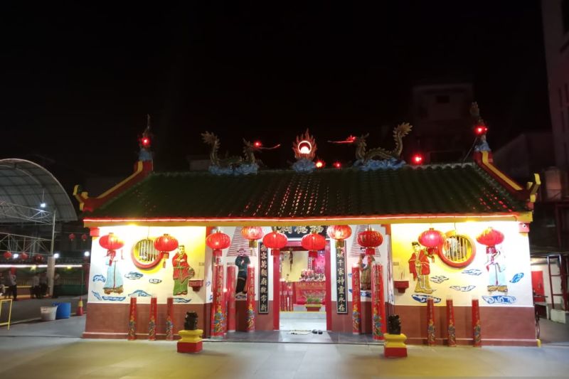 Warga Tionghoa yakini hujan malam perayaan Imlek membawa berkah