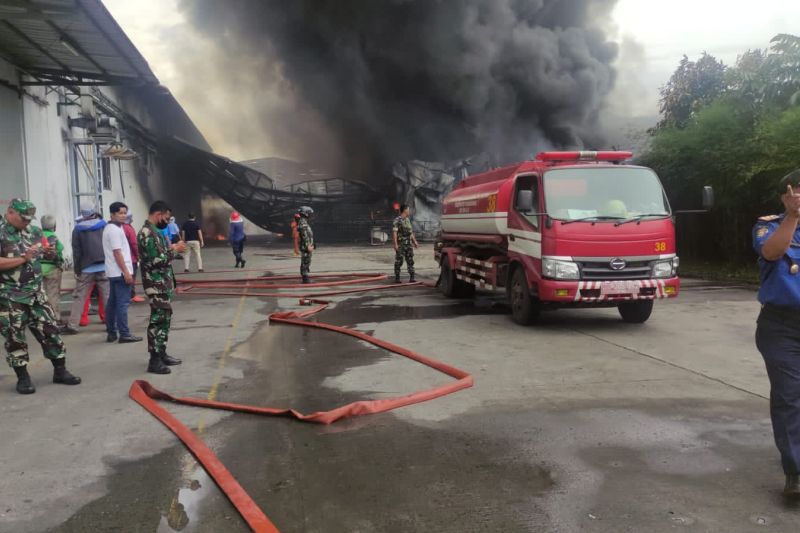 Tujuh mobil pemadam dikerahkan ke lokasi kebakaran pabrik di Tangerang Tujuh mobil pemadam dikerahkan ke lokasi kebakaran pabrik di Tangerang