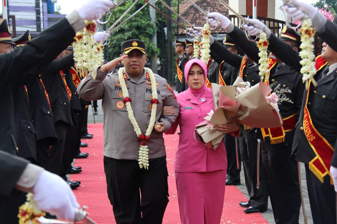 Parade farewell warnai penyambutan Kapolres Kudus baru Parade farewell warnai penyambutan Kapolres Kudus baru