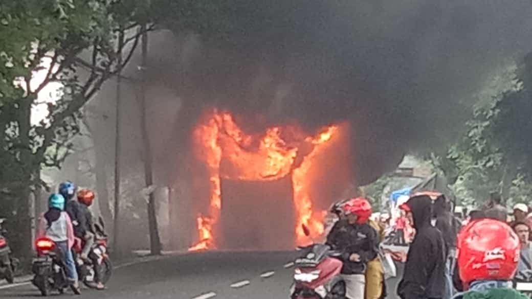 Bus rombongan wisata asal Kendal terbakar di jalur wisata kaki Merapi Bus rombongan wisata asal Kendal terbakar di jalur wisata kaki Merapi