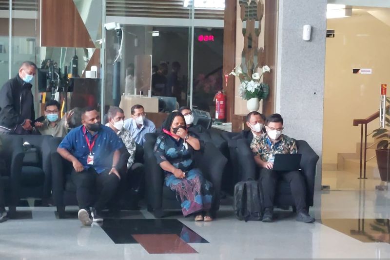 KPK periksa istri dan anak Lukas Enembe KPK periksa istri dan anak Lukas Enembe