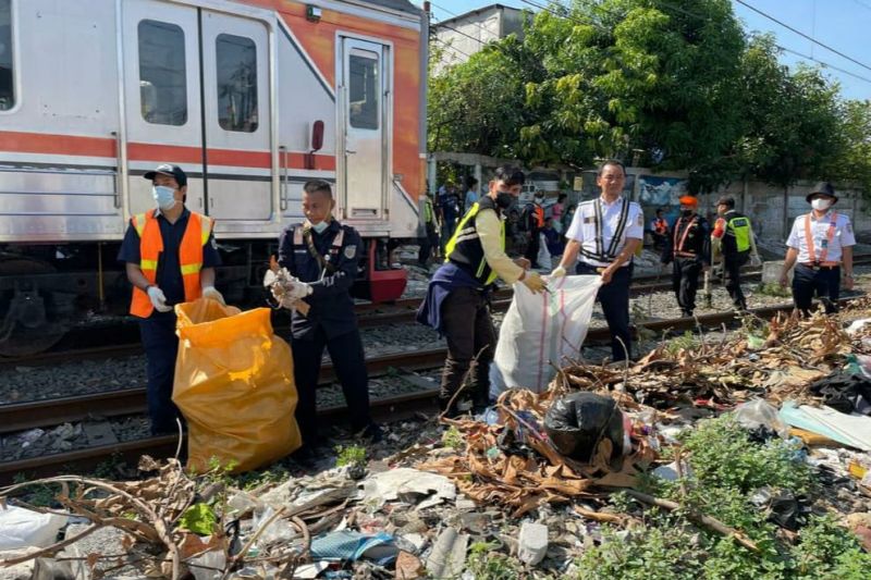 KAI tertibkan puluhan bangunan liar di kawasan Stasiun Pasar Senen