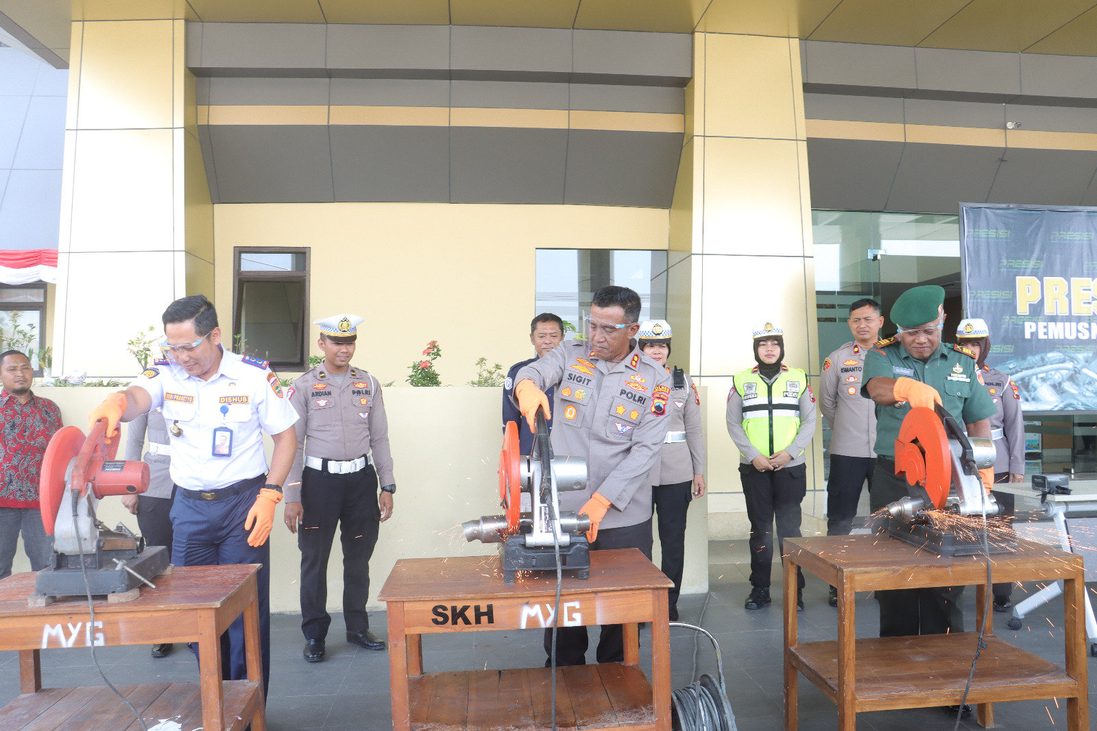 Ribuan knalpot tidak standar pabrik dimusnahkan di Sukoharjo Ribuan knalpot tidak standar pabrik dimusnahkan di Sukoharjo