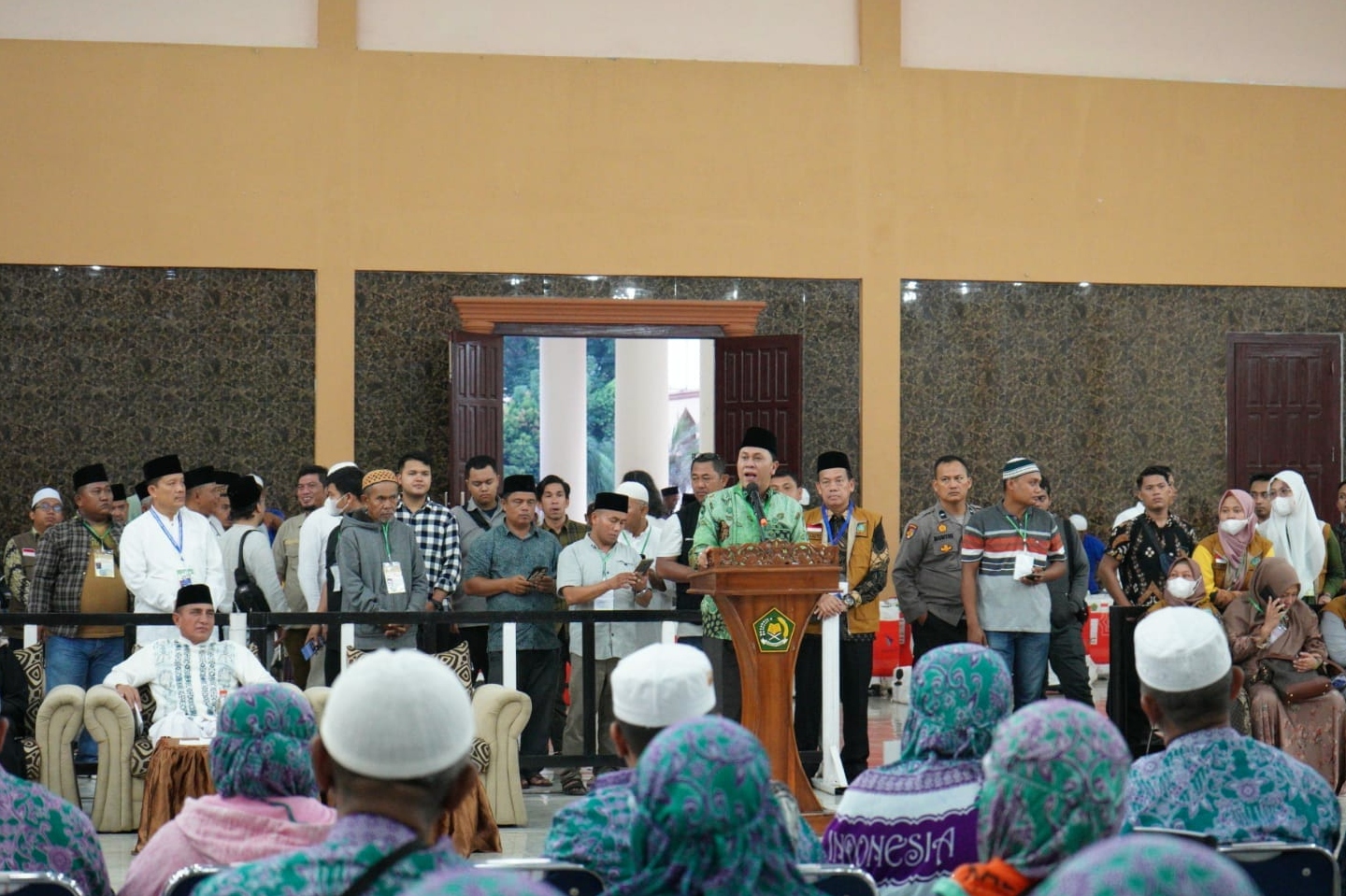 Gubsu dan Kakanwil Kemenag Sumut sambut jemaah haji Kloter 1