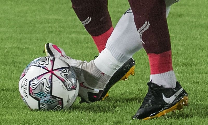 Cristiano Ronaldo berisiko didenda Nike setelah kenakan deker Adidas