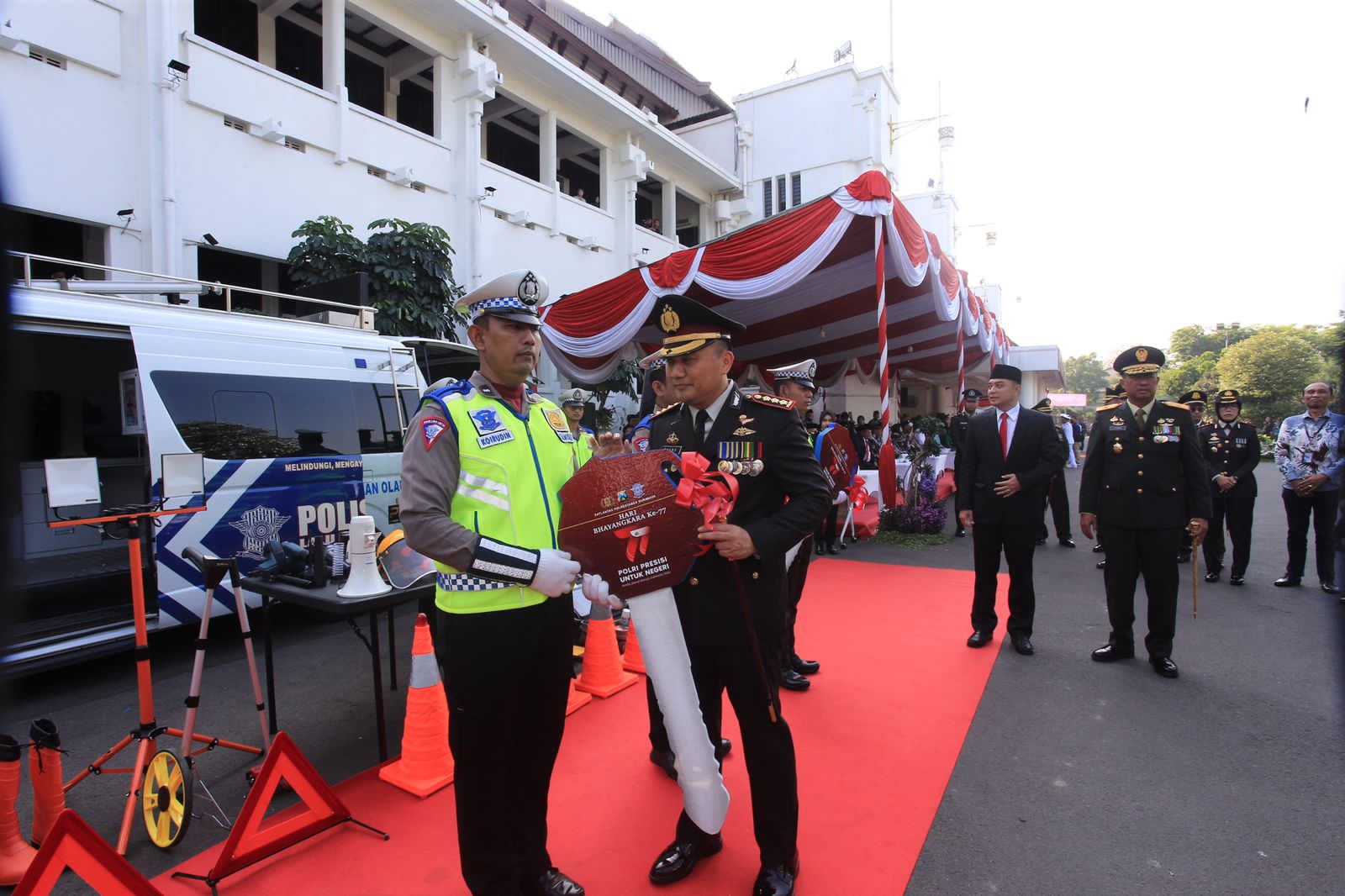Polrestabes Surabaya luncurkan mobil olah TKP presisi di HUT Bhayangkara Polrestabes Surabaya luncurkan mobil olah TKP presisi di HUT Bhayangkara