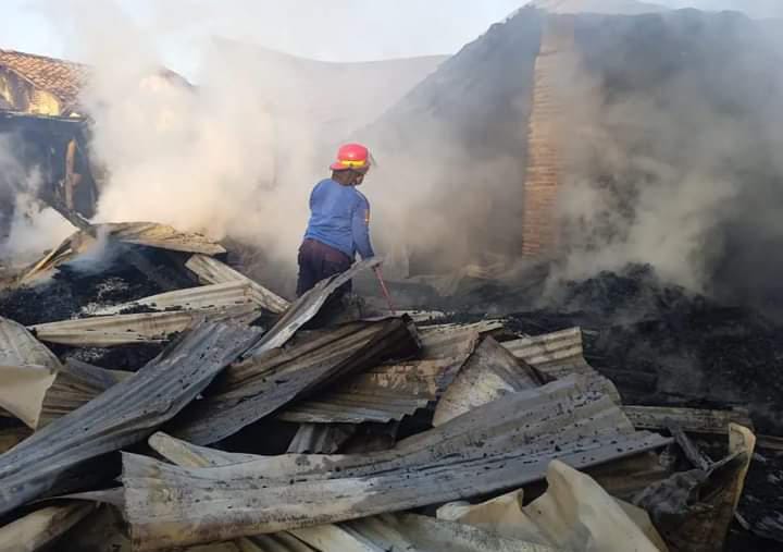 Api lalap gudang mebel di Tegal, kerugian ratusan juta rupiah Api lalap gudang mebel di Tegal, kerugian ratusan juta rupiah
