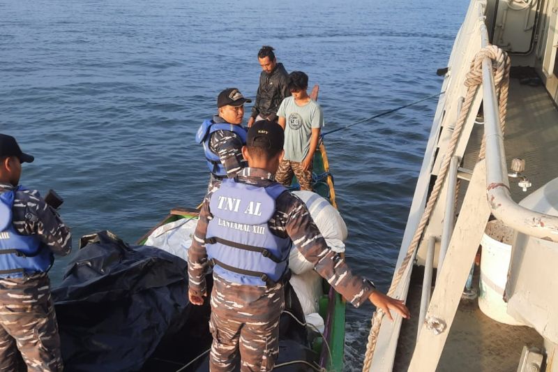 TNI AL gagalkan penyelundupan 64 koli baju bekas dari Malaysia TNI AL gagalkan penyelundupan 64 koli baju bekas dari Malaysia