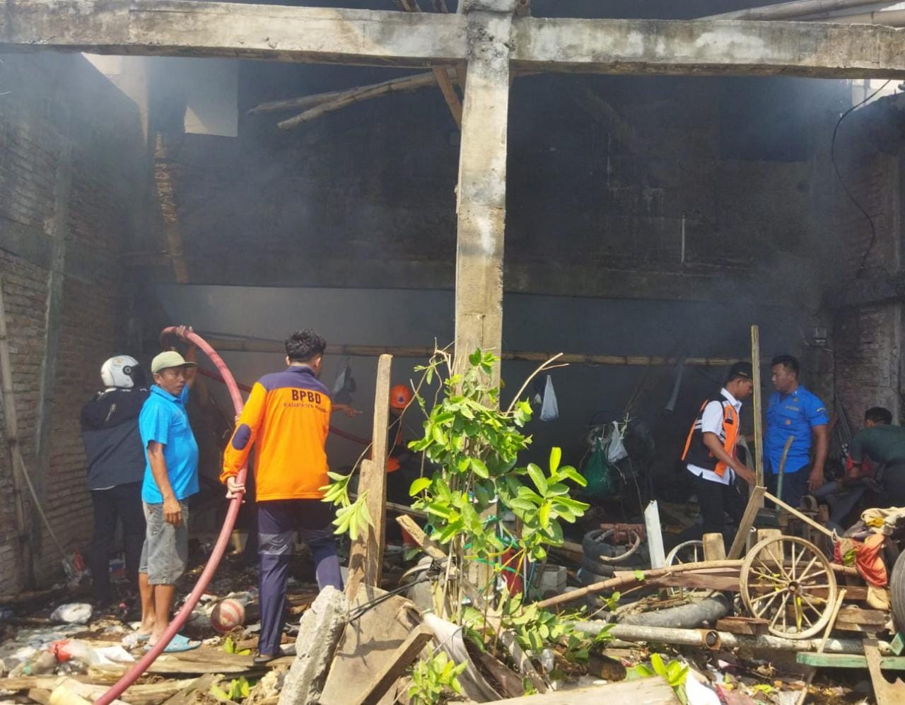 Akibat puntung rokok, gudang di Undaan Lor, Kudus terbakar