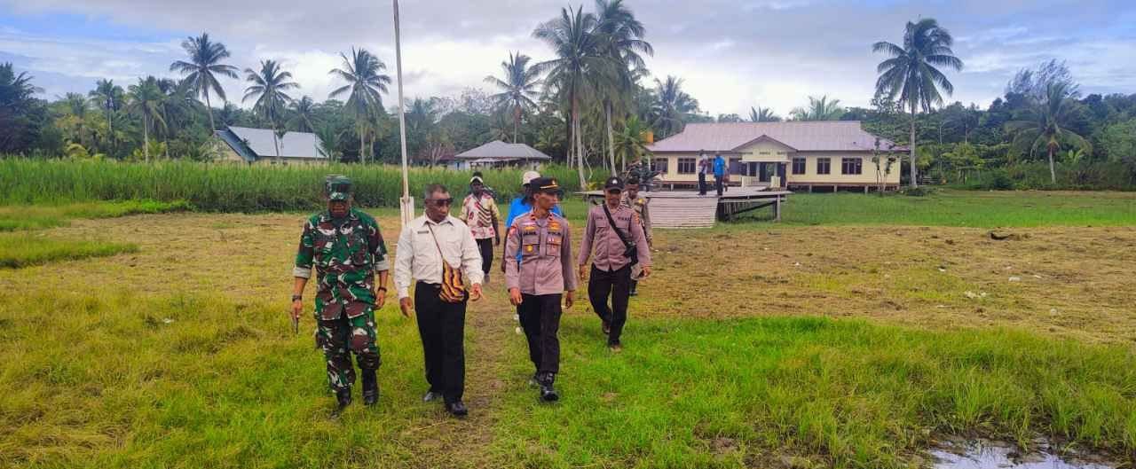 Jaga sinergitas, Danramil 1710-01/Kokonao komsos bersama Kadistrik dan Kapolsek Mimika Barat Jaga sinergitas, Danramil 1710-01/Kokonao komsos bersama Kadistrik dan Kapolsek Mimika Barat