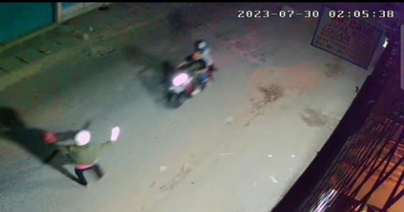 Ayunkan senjata tajam, kawanan gangster ini serang warga di Citeureup Ayunkan senjata tajam, kawanan gangster ini serang warga di Citeureup
